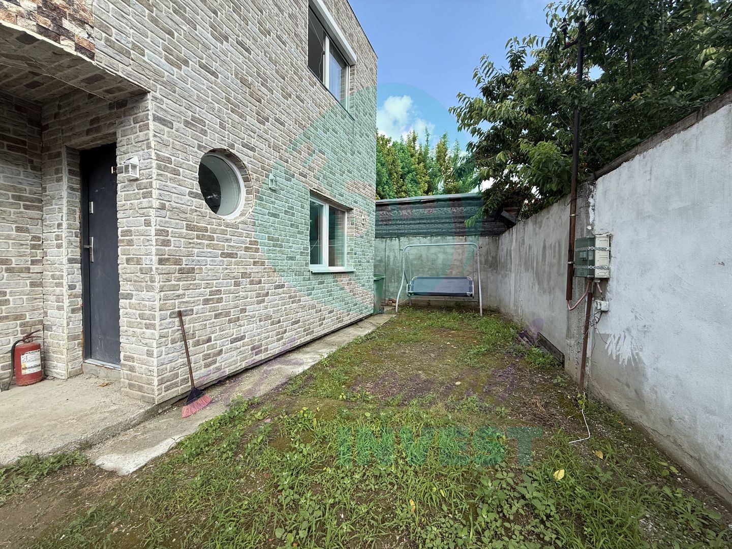 Casa receptionata in 2025 singura in curte - Poză 3