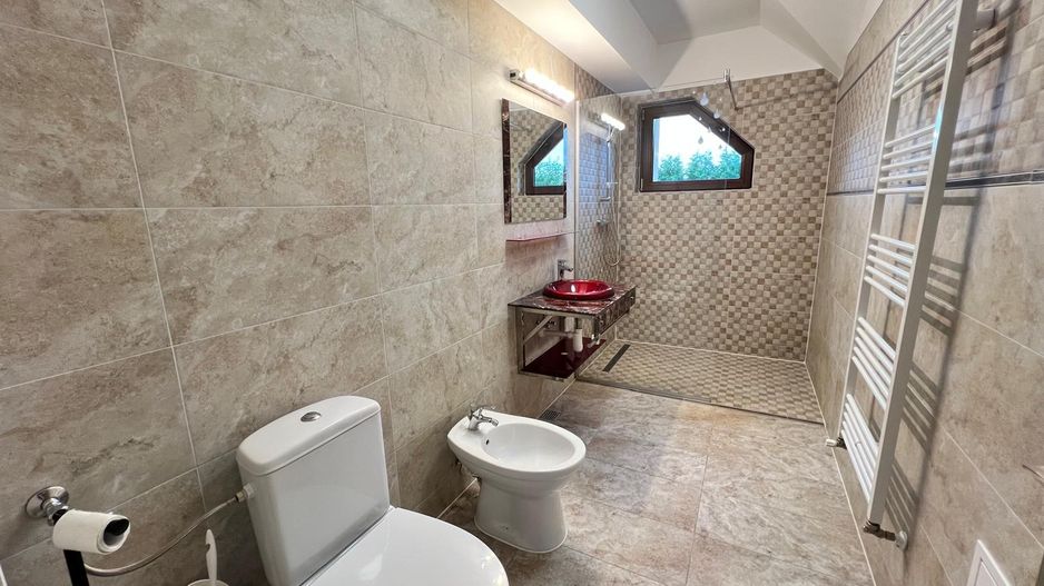 Casa cu 7 camere | 3 balcoane | Garaj | 220 mp + 80 mp curte | Cartier Panorama - Poză 29