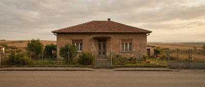 Ai o casă sau un teren fără acte într-o comună din Argeș? Cum devii proprietar prin uzucapiune