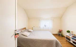 Casă spațioasă cu 8 camere, teren generos, oferă libertate și confort - Poză 11