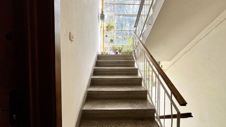 Tur virtual- 2 camere, primitor si luminos, cu garaj, in zona Centrala - Poză 33