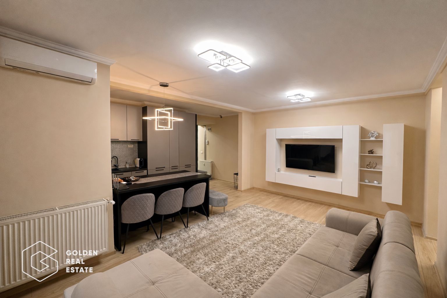 Apartament superb, BERMO, 2 camere, etaj 1, totul nou, centrala proprie, balcon - Poză 2