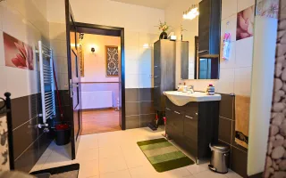 Somptuozitate in stil modern, 2 garaje, 3 terase, totul pe 1.000 mp teren - Poză 28