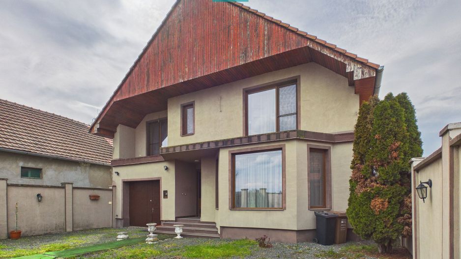 Casă spațioasă în Sântana - Poză 25