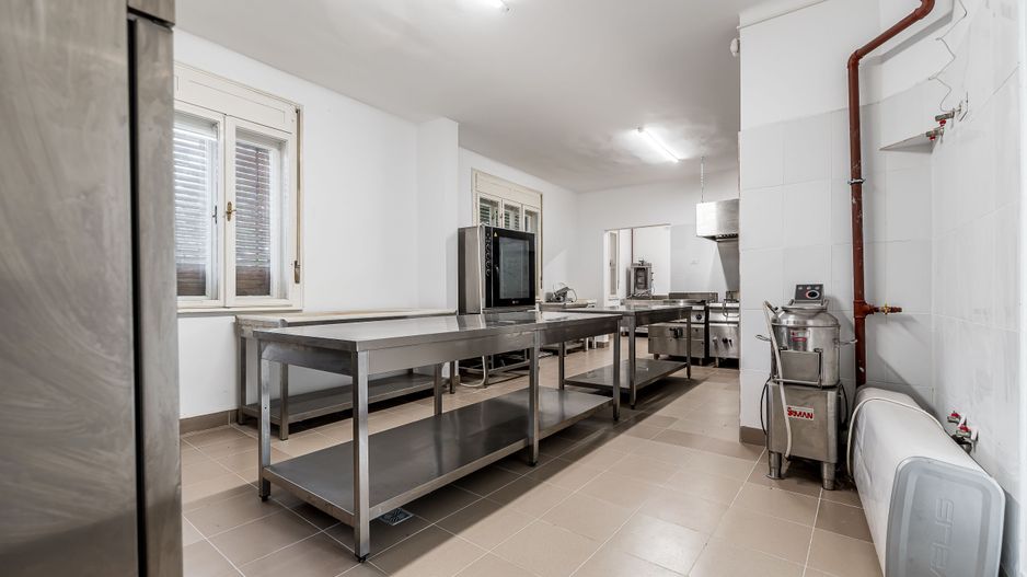 Casa cu potential multiplu cu teren generos pe strada Dunarii - Poză 4
