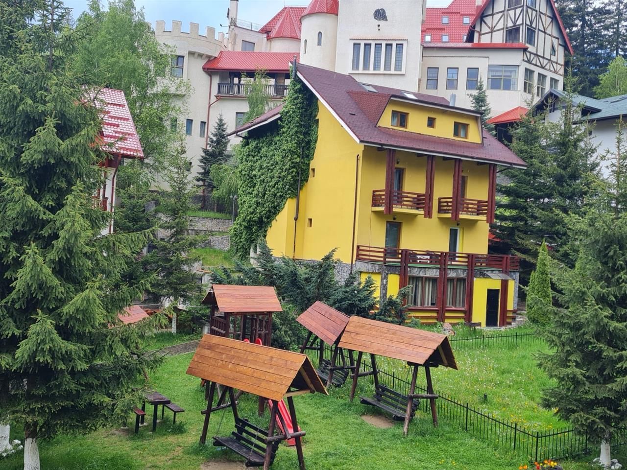 Casa ta de vacanta, imbratisata de natura,3 terase, parcare, Poiana Brasov - Poză 11