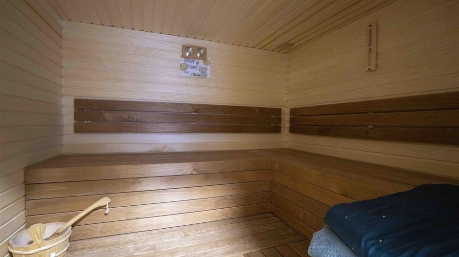 Baza de tenis si constructie moderna - Poză 5