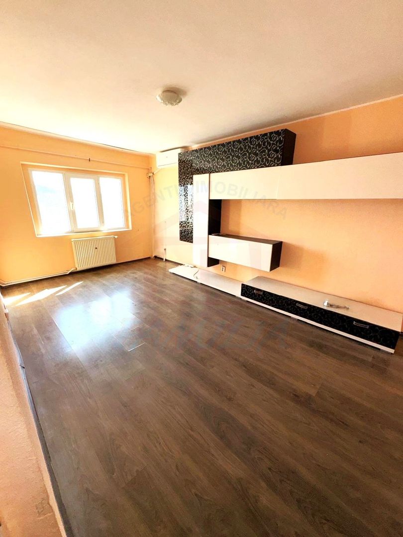 68.ooo euro, apartament 3 camere, decomandat, Micro 16 - Poză 1
