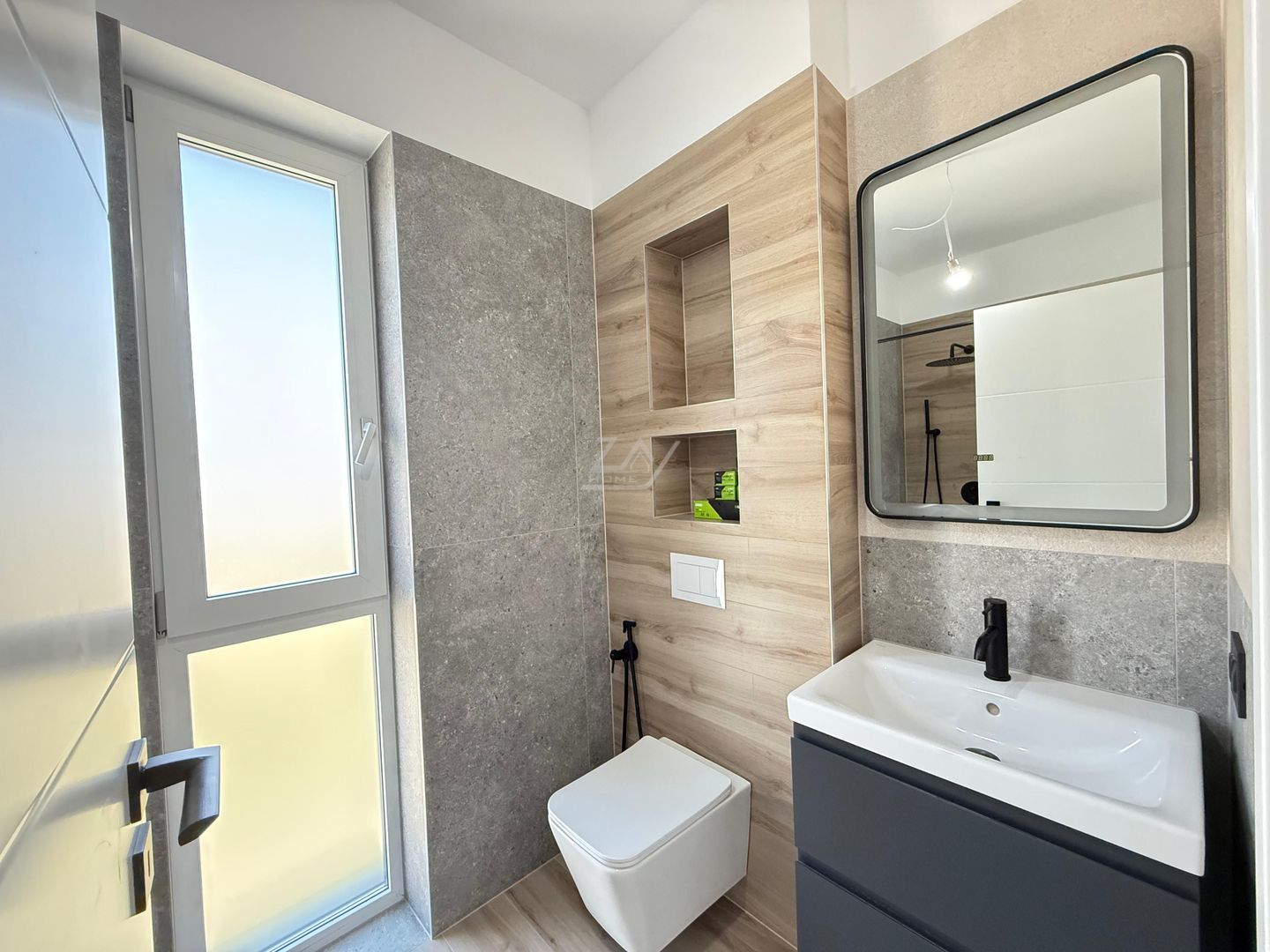 Ap pe 2 niveluri. 3 camere, 2 bai. 2 locuri de parcare. - Poză 3