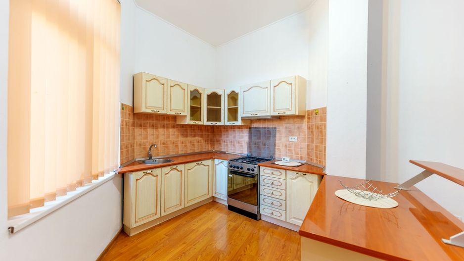 Apartament spațios, cu potențial multiplu, central - Poză 13