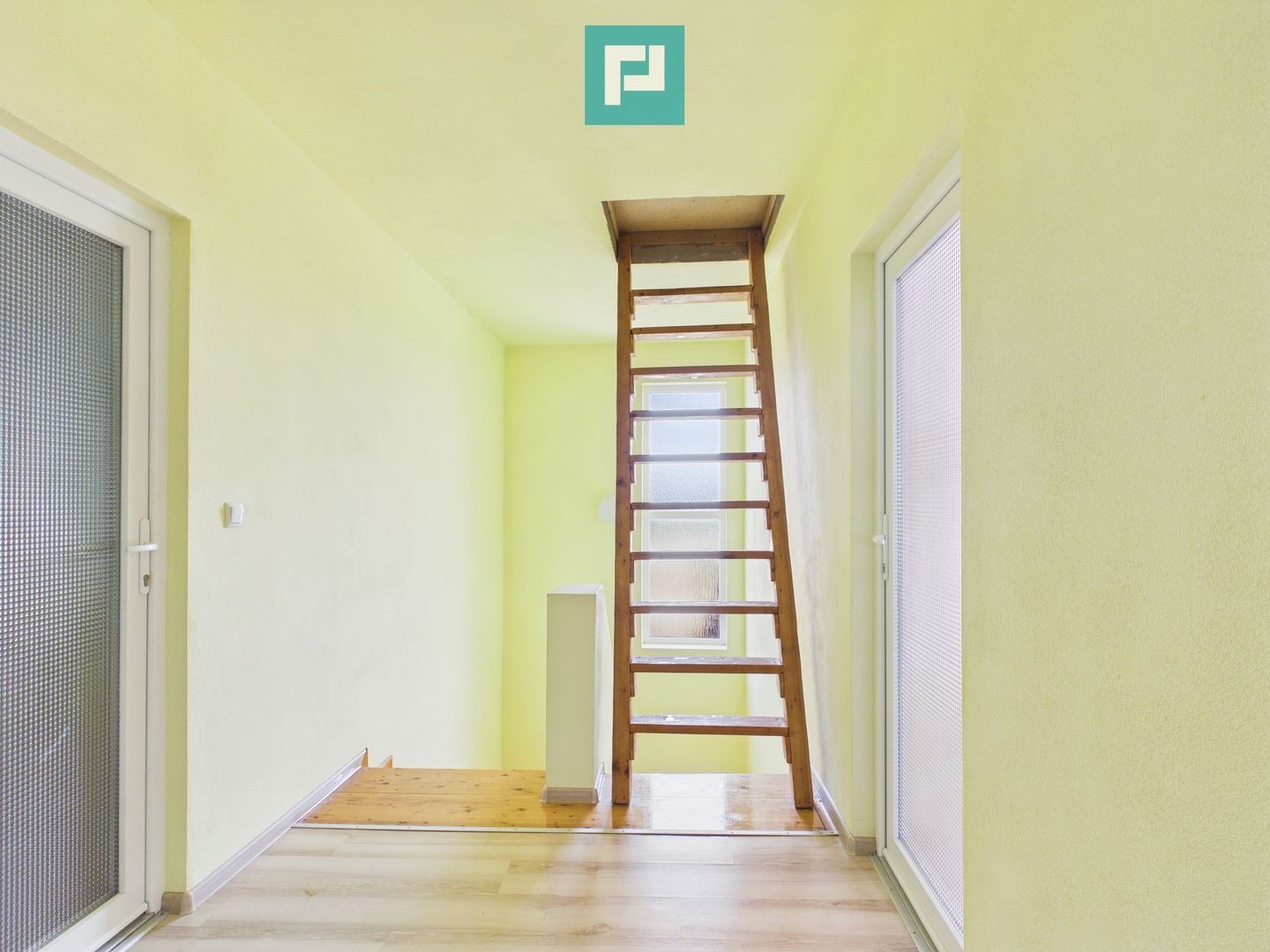 Casă cu 7 camere și teren generos în Șofronea - Poză 7