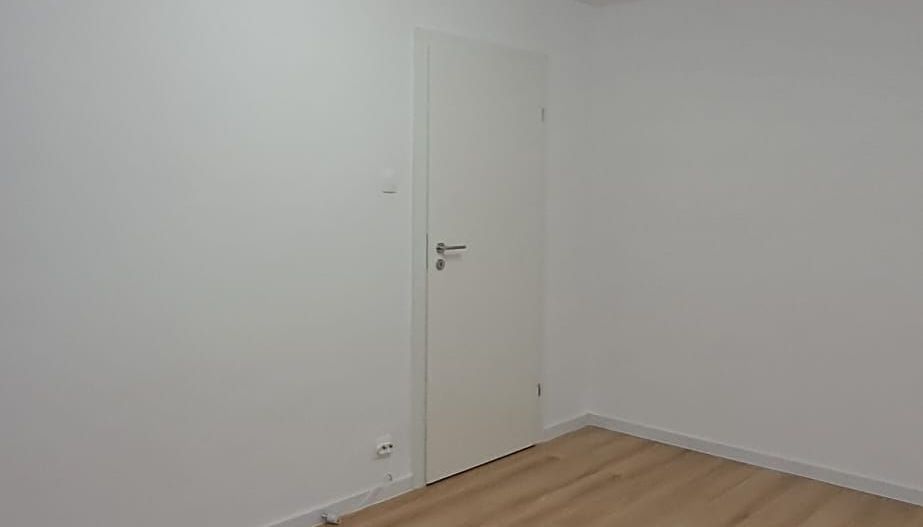 Apartament 2 camere, decomandat, Piata Victoriei, complet renovat, parter. - Poză 2