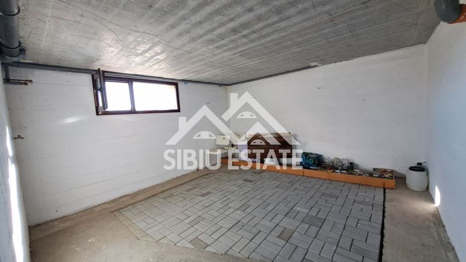 Casa Sibiu cu pivnita si garaj, curte mare - Poză 9