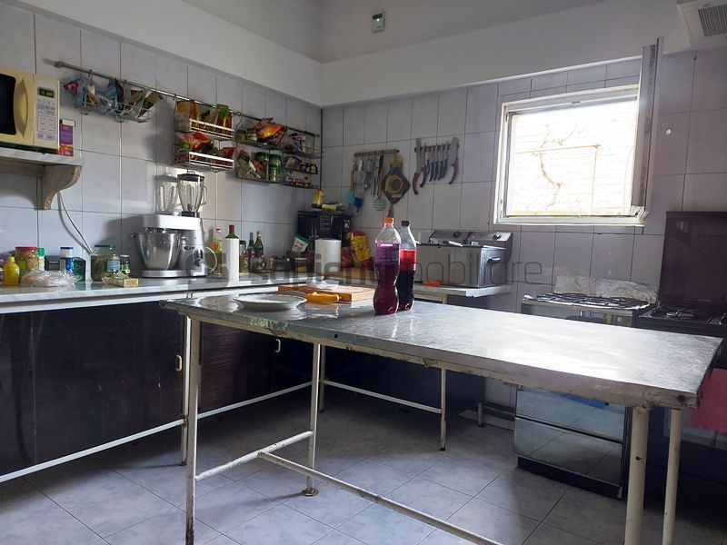 De vanzare casa si spatiu de restaurant in Tarian - Poză 9