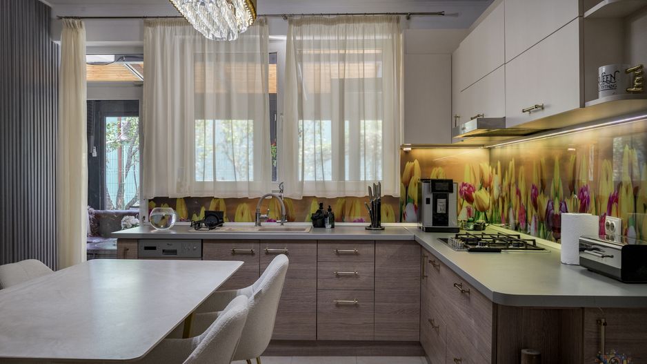 Vilă renovată P+1+M  | Foișor vitrat, grădină și jacuzzi - Poză 9