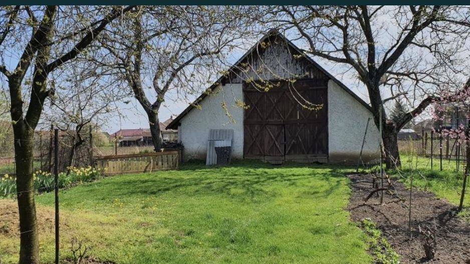 Vand casa in Com.Petresti, ultracentral, 42 ari teren - Poză 2