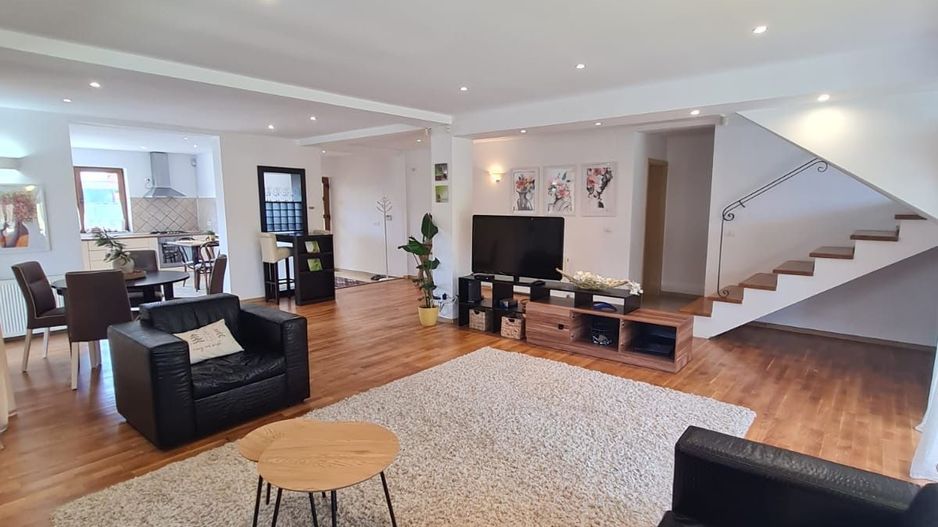 Vila spațioasă și recent renovată în Ghiroda! - Poză 59
