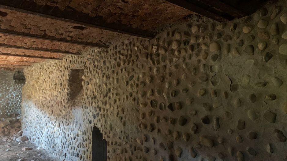 Castel cu vedere panoramică pe dealul Șiriei - Poză 8