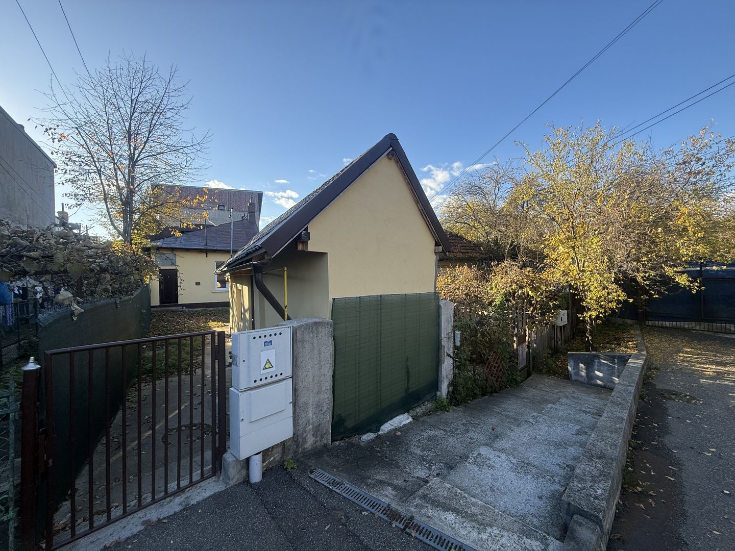 2 corpuri de Casă renovate + teren 125 mp Campina - Poză 27