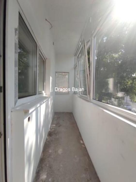 4 camere // bloc renovat // etajul 1 - Poză 4