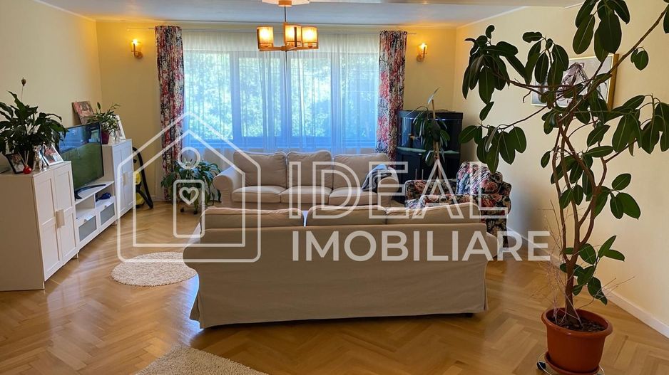 Casă de vânzare în Cisnădie – mobilată, utilată, cu garaj și priveliște spre mun - Poză 3