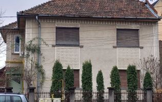 Casă cu etaj cu două apartamente separate