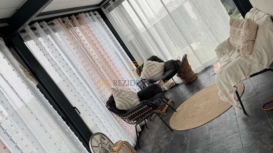 Vila modernă pe parter cu terasă închisă și pod pentru depozitare - Poză 2