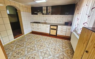 🏡 Casă spațioasă cu 9 camere în Strejnicu – pentru locuință, birouri - Poză 38