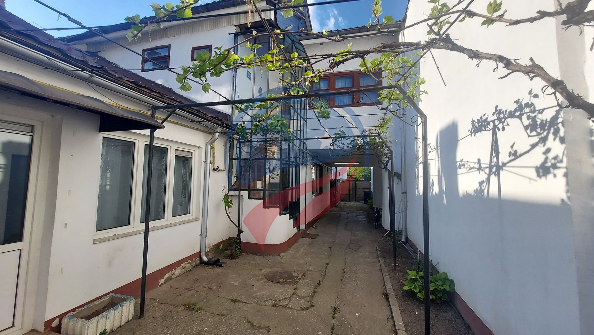 Casă cu 7 camere, în spatele stadionului - Poză 1