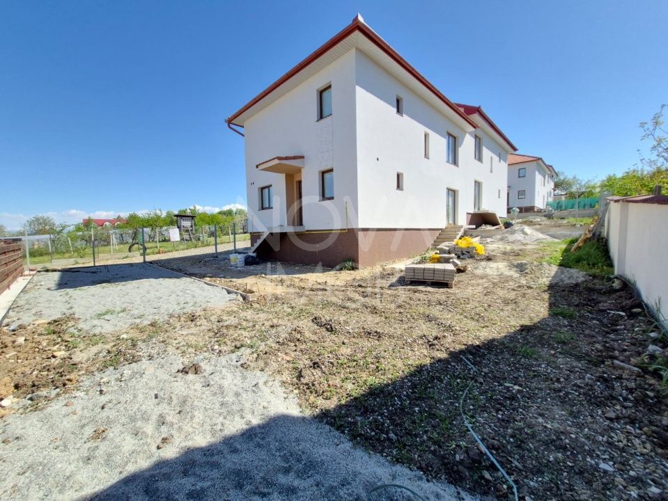 Casa tip duplex, la alb - Sura Mica - COMISION 0 - Poză 3