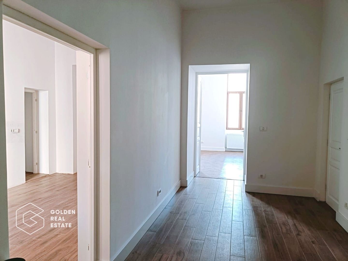 Apartament ultracentral cu 3 camere si vedere spre Hotel Continental - Poză 1