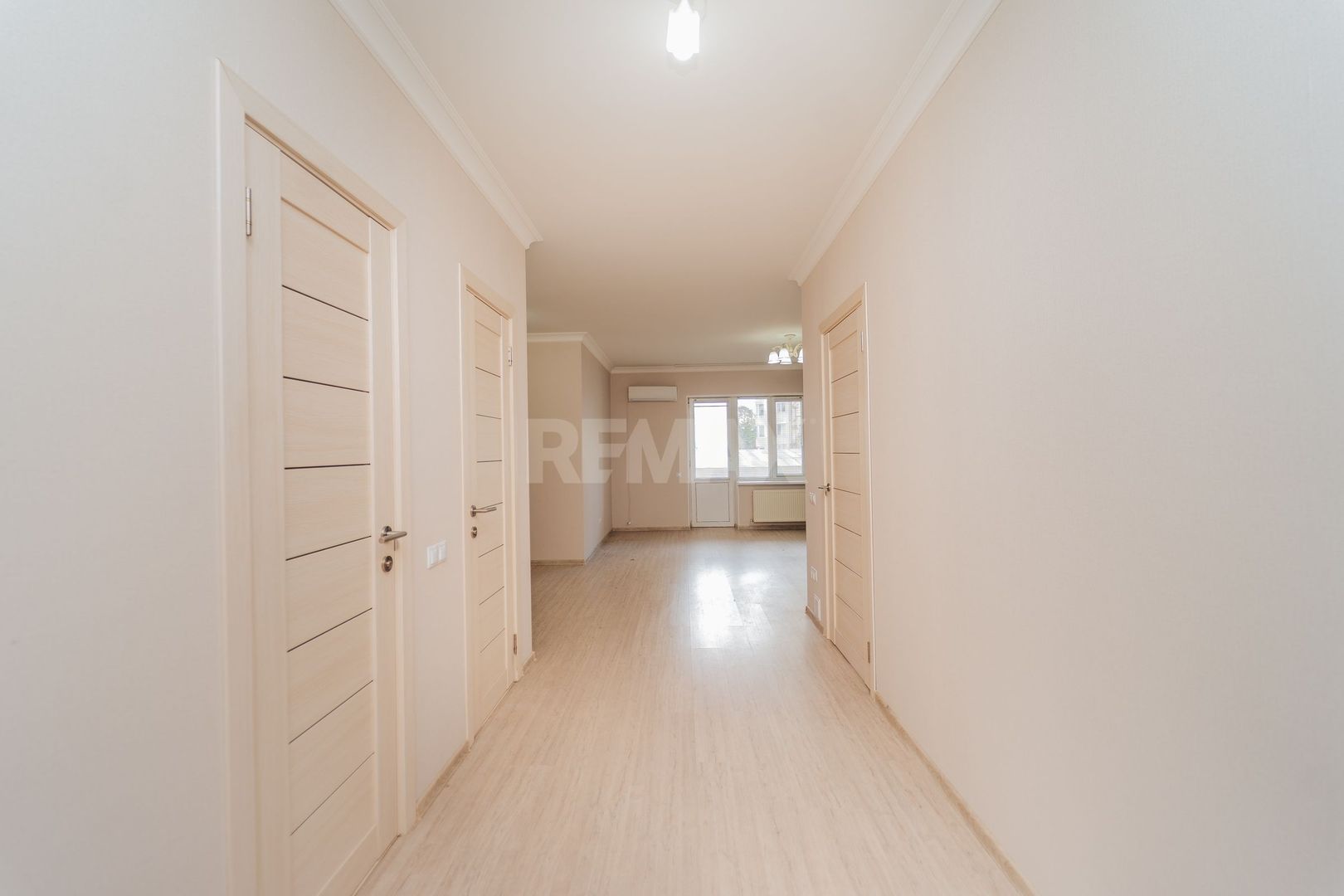 De vinzare Apartament 2 camere si balcon + living cu logie - Poză 7