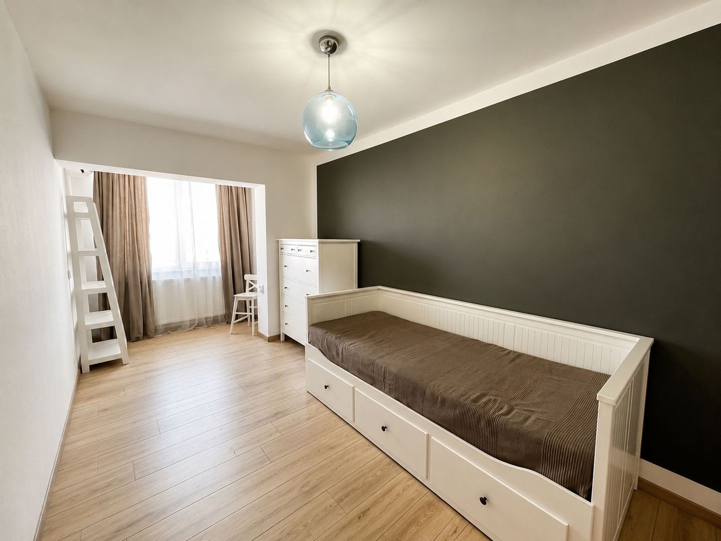 Comision 0, Apartament 3 Camere, Renovat, Etaj 4 din 5, Zona Bucovinei - Poză 2