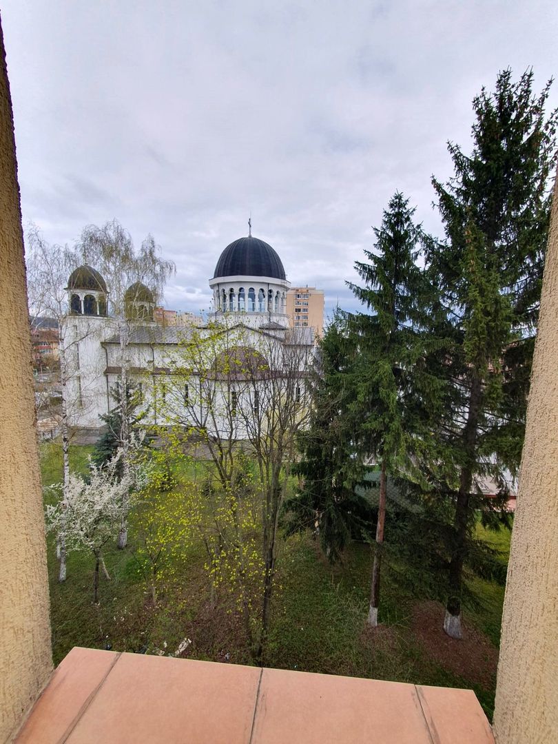 Apartament luminos cu vedere spre biserică, într-un cartier verde și liniștit. - Poză 28