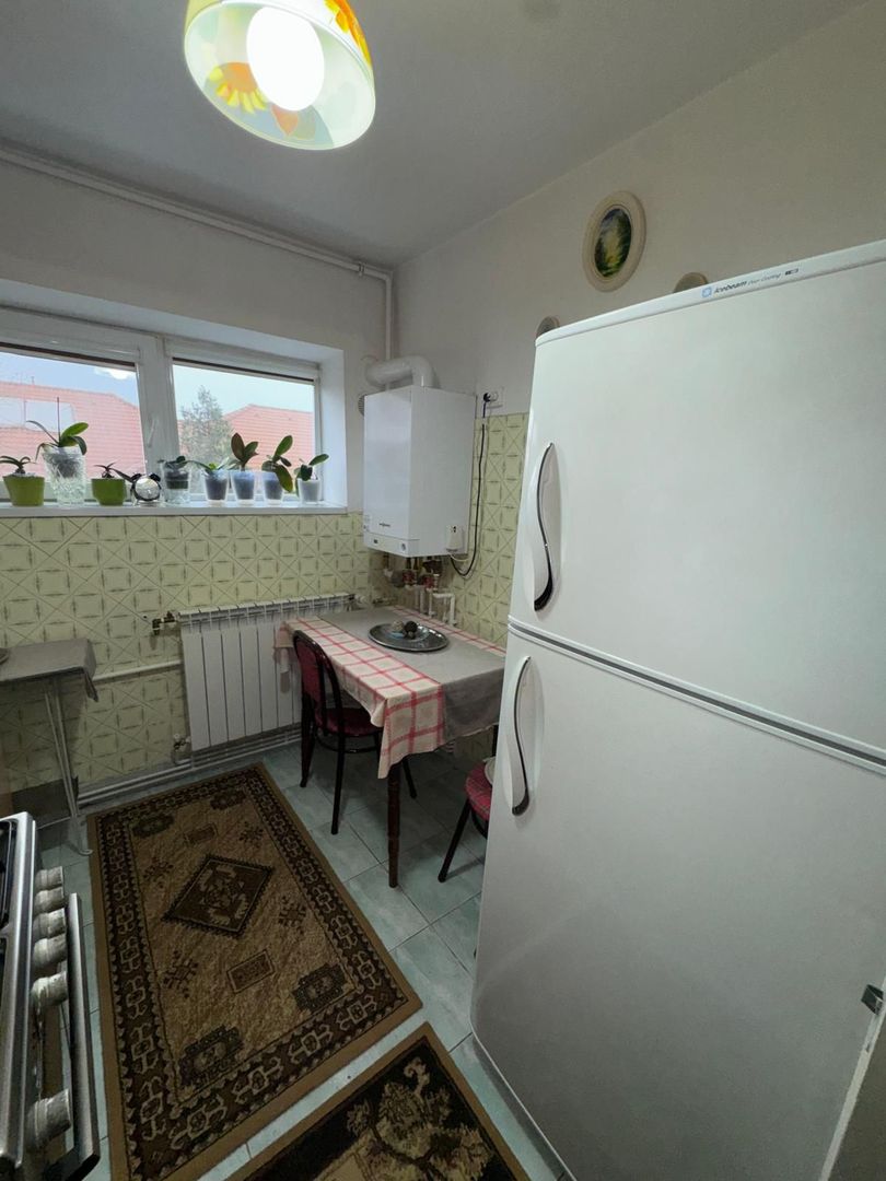 vand apartament 2 camere, etaj 2, zona Tratoria, incalzirea pe gaz - Poză 1