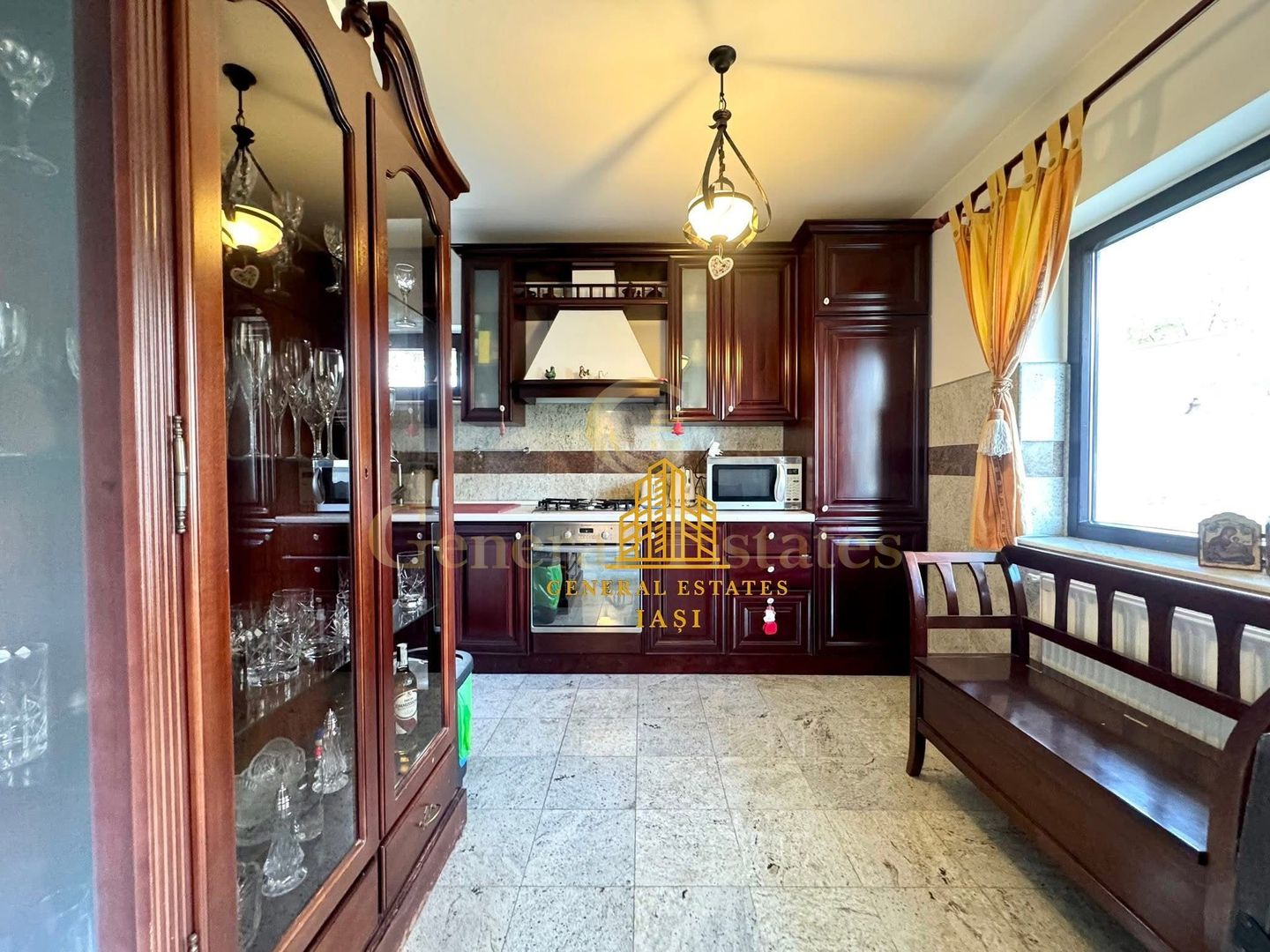 Vânzare Casă în Bucium cu Priveliște Panoramică - Poză 8