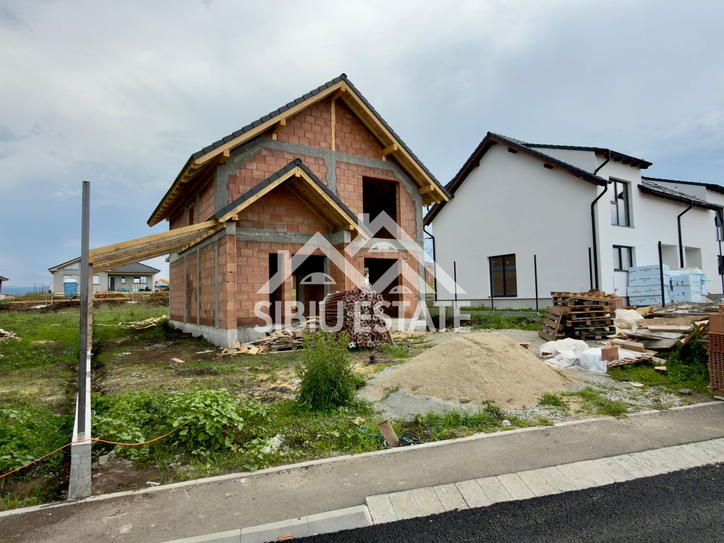 Casa noua oportunitate investitie sau locuinta - se vinde la ROSU - Poză 1
