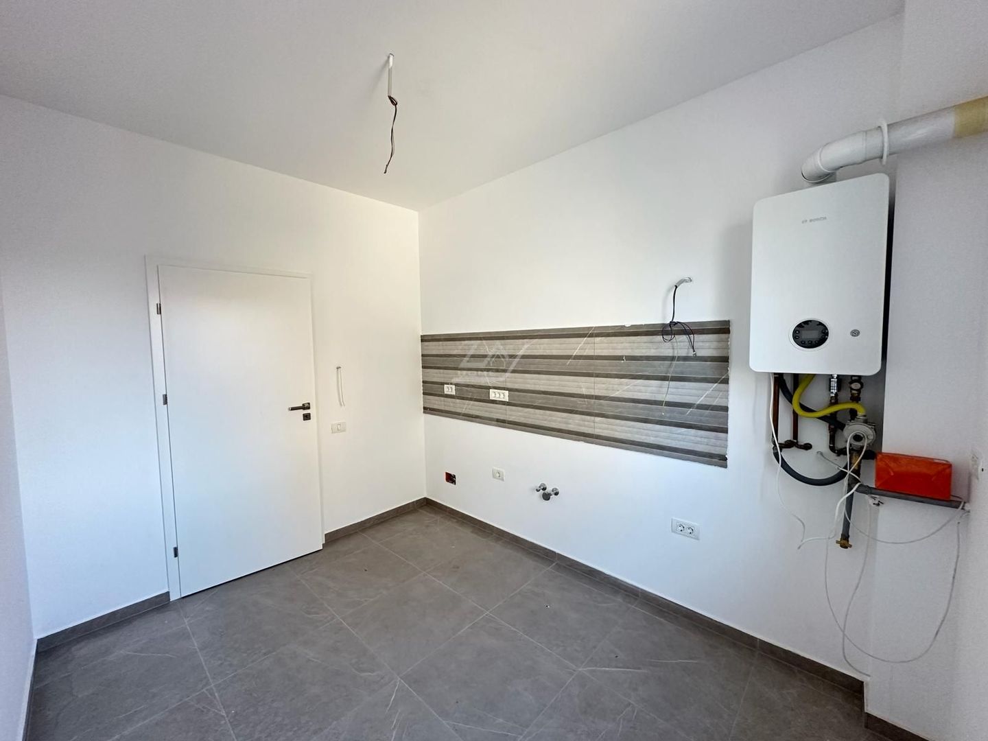 Decomandat. Etaj intermediar. Geam la baie. - Poză 4