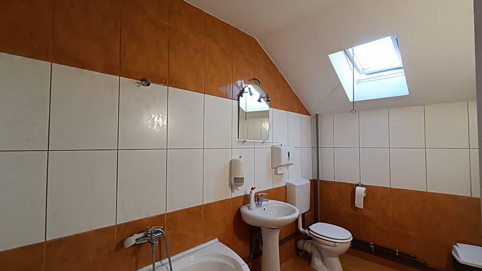 Spatiu de birou la casa cu curte si parcari - Poză 9