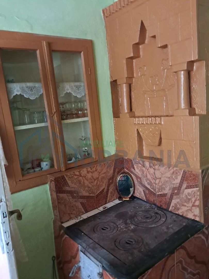 Casă renovată cu teren în Răducăneni, racorduri disponibile la poartă - Poză 3