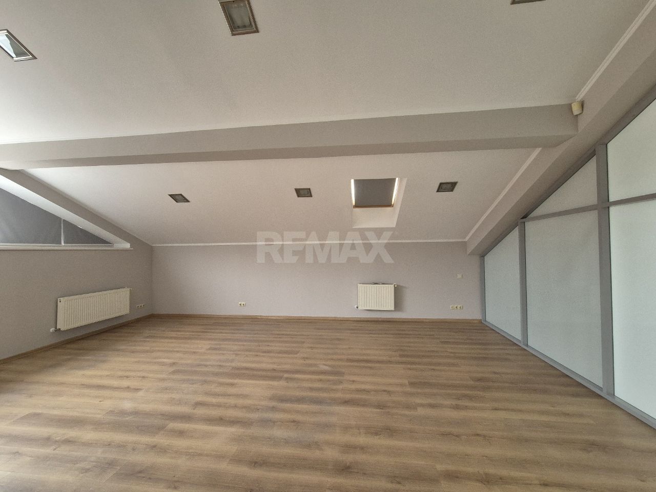 Spațiu comercial cu 6 camere de închiriat în Centru, Chișinău - Poză 8