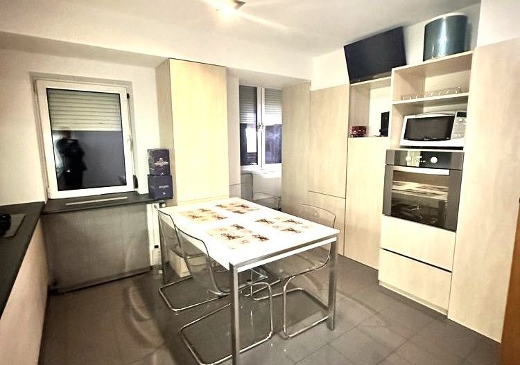 Vanzare Apartament 3 Camere cu Centrala la 2 minute de Mall Vitan - Poză 1