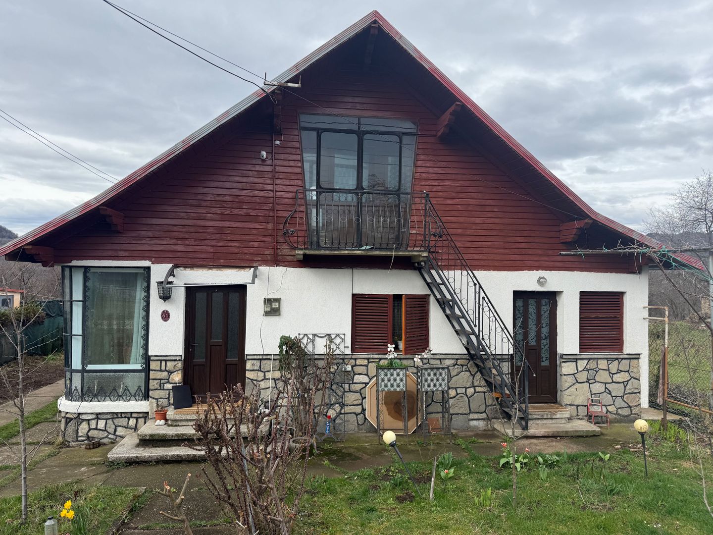 Casă corp C1 84mp + casă corp C2 51mp+garaj+ grădină și teren 889mp - Poză 1