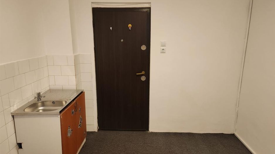 Oportunitate in Centrul Civic: camera la parter cu utilitati si beci - Poză 3