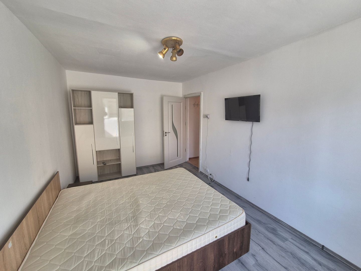 Închiriez apartament 1 camera etajul.1 - Poză 1