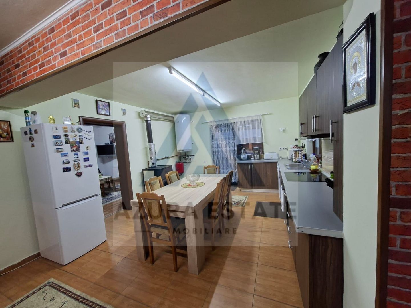 Casa 6 camere 2 bai curte 306 mp utili si parcare privata in Selimbar - Poză 1