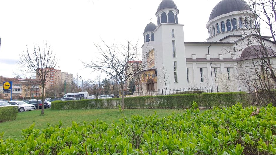 Apartament luminos cu vedere spre biserică, într-un cartier verde și liniștit. - Poză 29