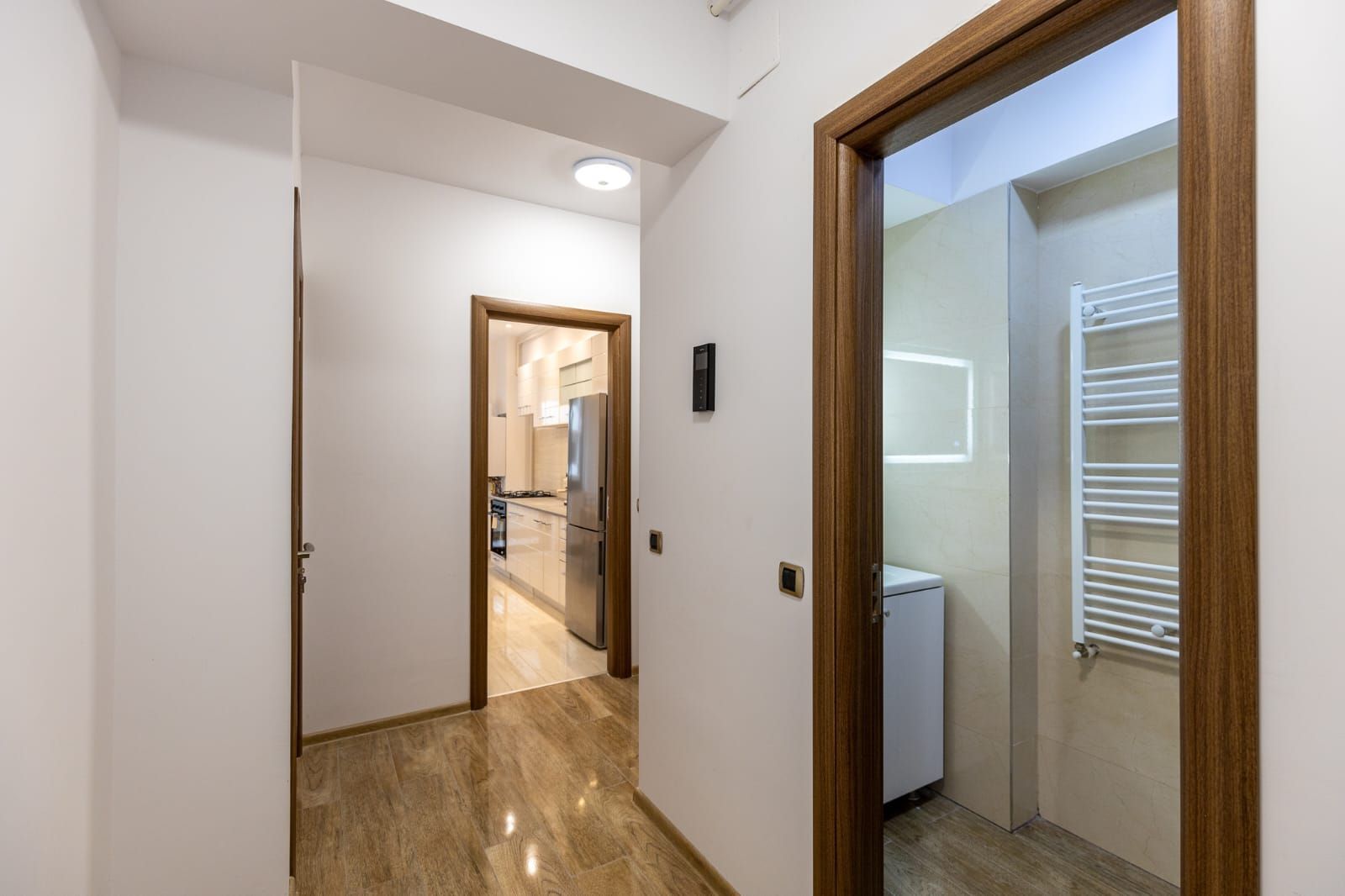 Coresi-Isaran apartament foarte spatios, 2 bai - Poză 6