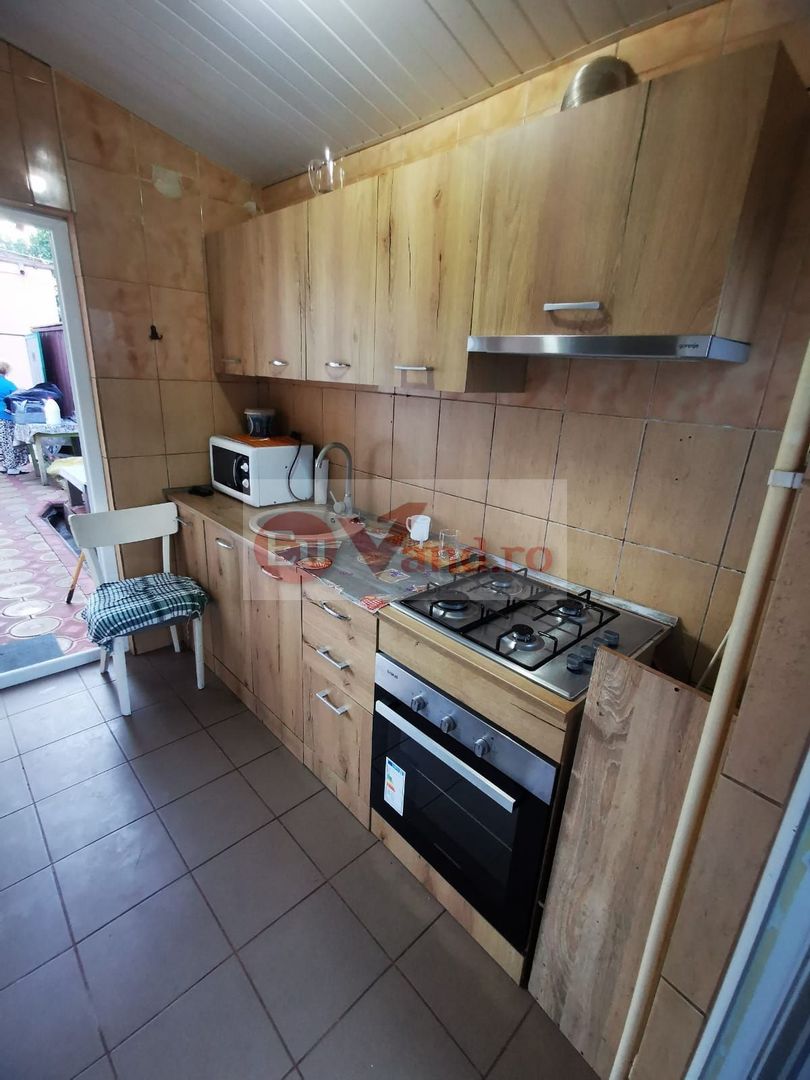 De inchiriat casa cu 2 camere, strada Romana, 300 euro - Poză 1