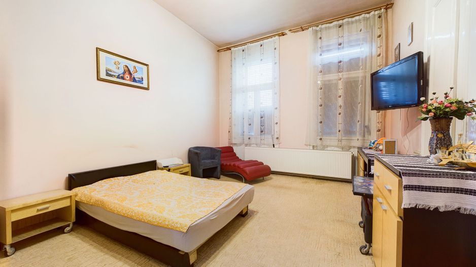 Casă de vânzare cu 8 camere zona Aradul Nou - Poză 1